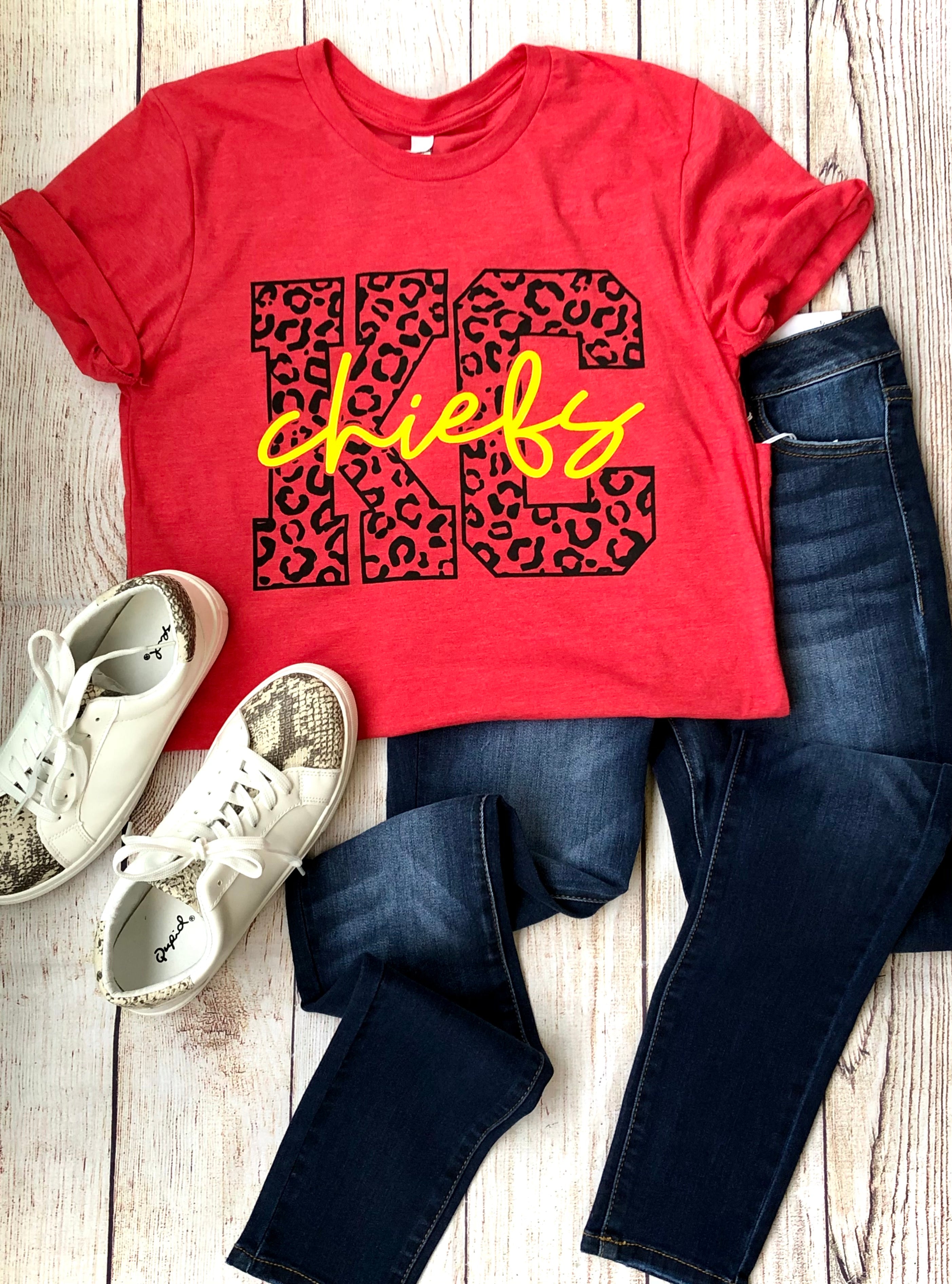 Belles Boutique Outlined KC Chiefs Graphic Tshirt Xxs